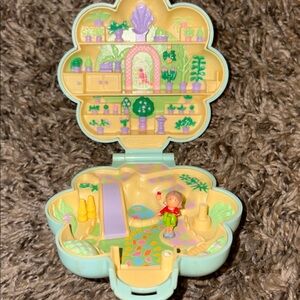 1990-Vintage Blue Bird Polly Pocket Flower Shop play set, complete with doll.